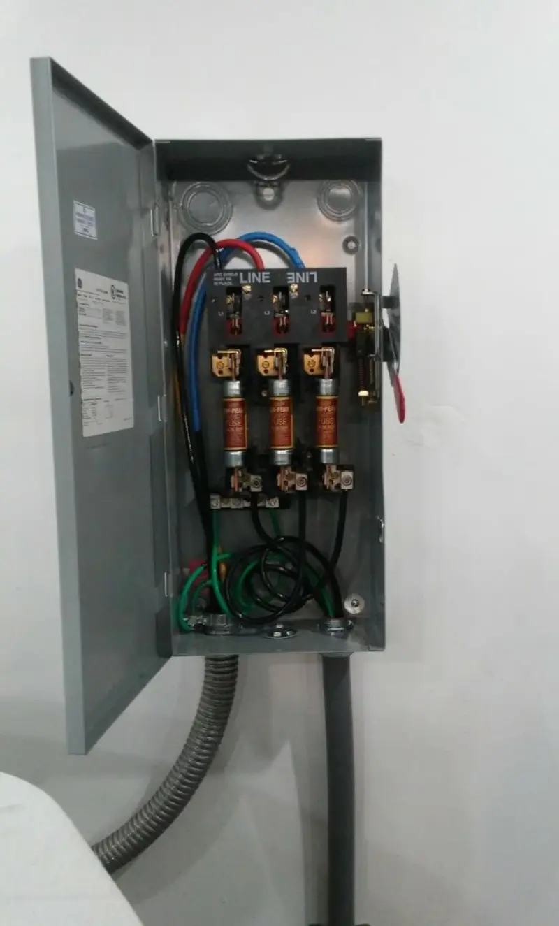 Three-phase disconnect switch installed for Smoke Detector Installation in Vandalia